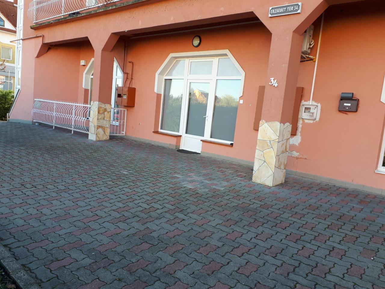 Kertvarosi Apartman II Tiszaújváros Dış mekan fotoğraf
